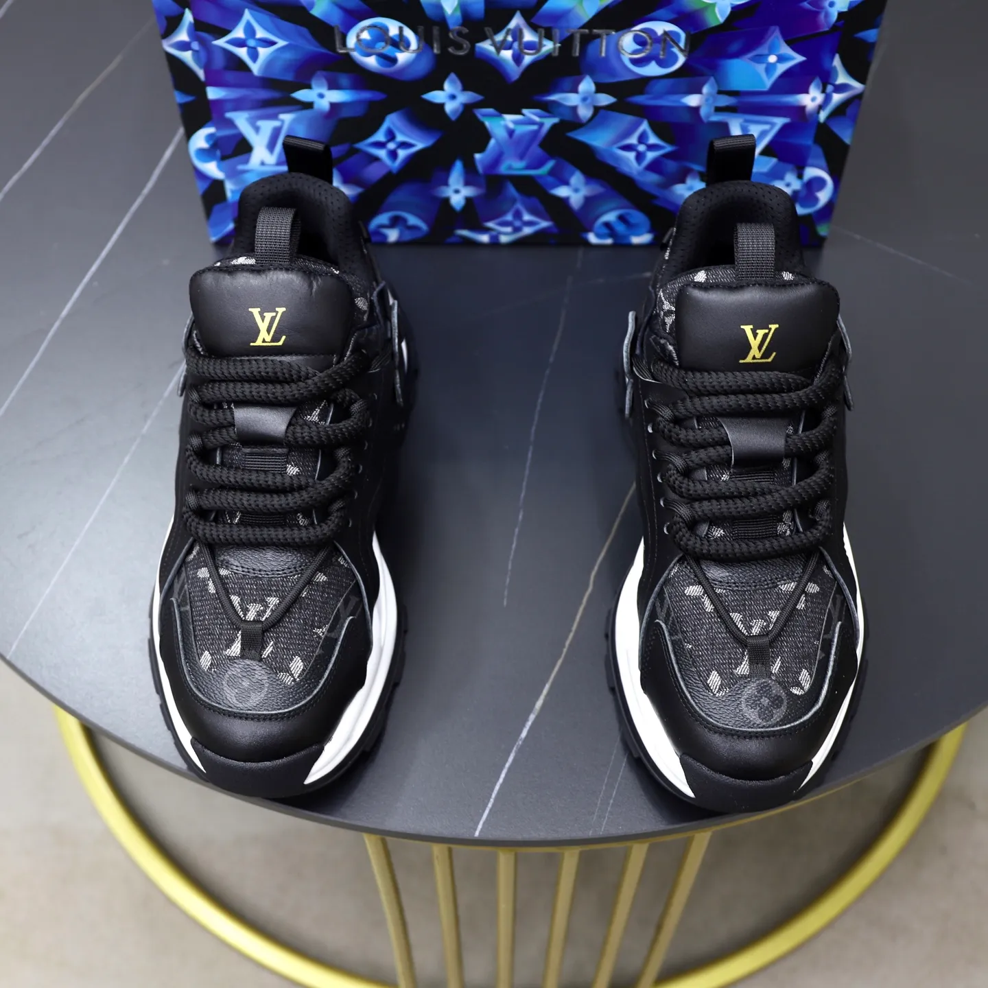 Ex-factory price: 600💰【LV】Louis Vuitton is a high-end brand of men's shoes, new model on the market, top luxury brand, the latest fashionable casual men's shoes, a trendy and versatile style, relaxed and sporty, with calfskin upper and ultra-fine workmanship. The original personalized fashionable rubber wear-resistant outsole is light and comfortable on the foot. Code number: 39-44 (45, 46 customized)